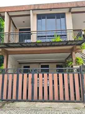 Rumah 2 Lantai 7 Menit ke Mall Paradise Walk Serpong Siap Huni J-33742