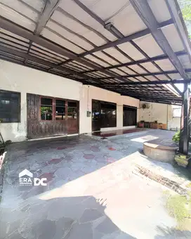 Rumah 2 Lantai Pinggir Jalan Area Perdagangan di Lampersari