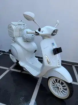 Vespa  Sprint Justin Bieber (km 100 perak)