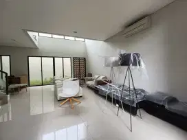 Rumah tinggal cluster besar furnished summarecon sewa murah