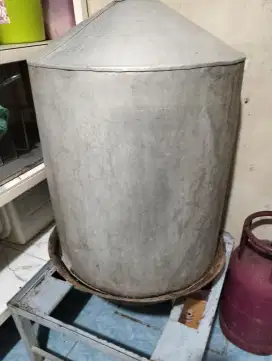 Kuali besi dan penutup kuali