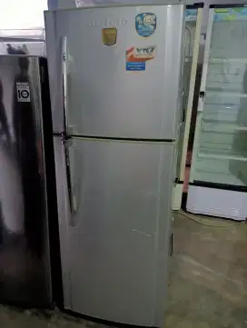 Di jual kulkas Toshiba 2 pintu standar masih orisinil pabrik