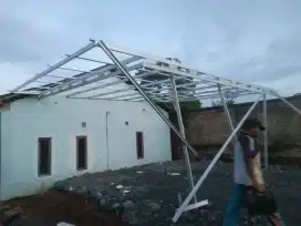 Terpasang kanopi teras rumah minimalis modern menggunakan baja ringan