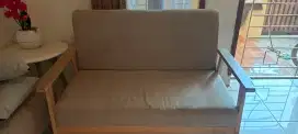 Kursi sofa warna cream
