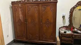 Lemari pakaian antik ukir jati
