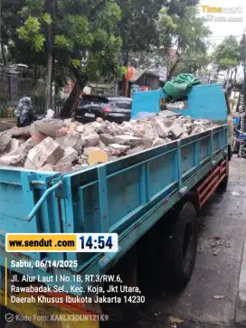 Urugan material puing , tanah dan buang sampah