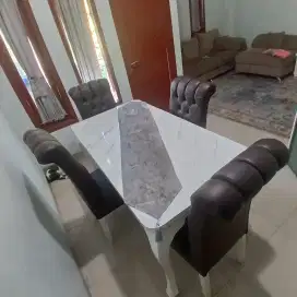 Meja makan set dan kursi 4 buah