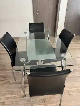 Meja makan kaca