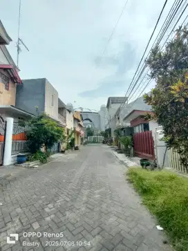 Strategis! Depan Gerbang Kampus Unisma Dinoyo