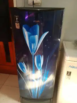 Kulkas 1 pintu merk Aqua seperti baru