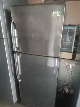 Lemari es dua pintu