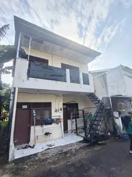 Rumah Kontrakan di Lantai 2 dengan Garasi Motor