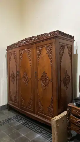 Lemari jati ukir jepara 3 pintu antik