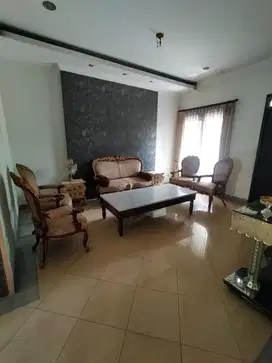 Satu Set Meja Kursi Laci