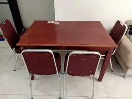 Preloved Meja Makan Kayu 4 Kursi – Kokoh & Harga Terjangkau!