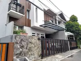 RAWAMANGUN JAKARTA TIMUR RUMAH 2 LT BARU RENOVASI SIAP HUNI S647