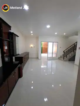 Rumah 2 Lantai lebar 8 di Cluster Teresta, Metland Menteng, Cakung