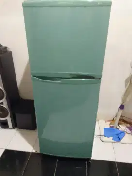 Kulkas 2 pintu merk LG si jamin masih orsinil