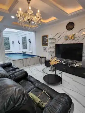 Dijual Rumah Mewah Desain Eropa Klasik 3 Lantai Dalam Komplek Antapani