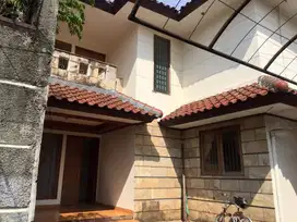 Rumah ngantong di pinggir jalan raya. Cocok untuk hunian & usaha