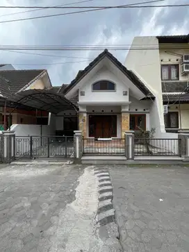 RUMAH CANTIK STRATEGIS DENGAN LOKASI TERBAIK DI JALAN SETURAN SLEMAN