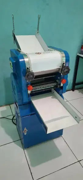 Mesin cetak mie dan pangsit press, potong. Industrial merk: maxindo.