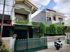 Rumah di sewa 2 lantai siap huni strategis di jl Sadewa Galaxy Bekasi