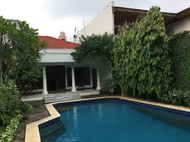 Dijual Rumah Mewah Asri & Nyaman dengan Kolam Renang di Ampera Jak-Sel