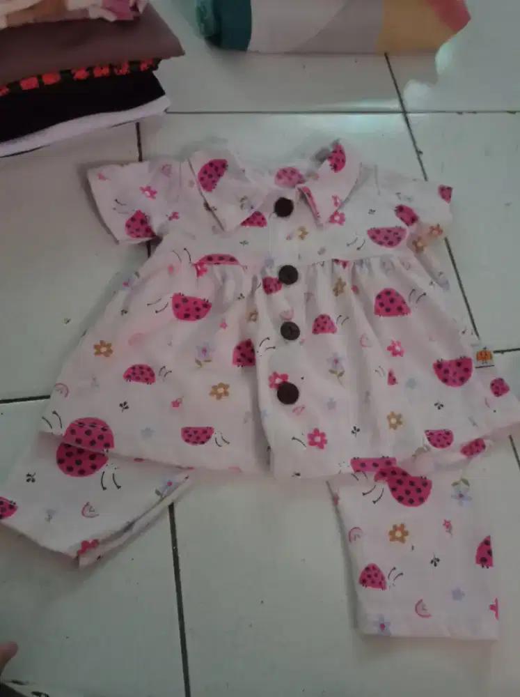 Baju anak bayi perempuan