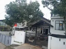 RUMAH PEMANDANGAN KOTA BANDUNG DENGAN HALAMAN BISA MASUK 4 MOBIL