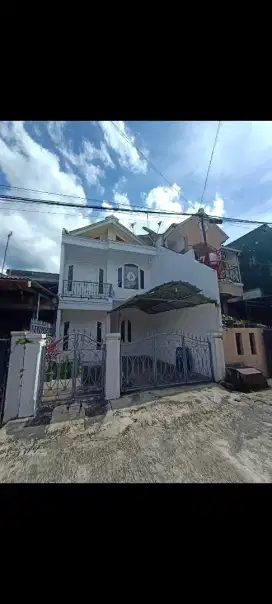 Dikontrakkan rumah dua lantai di gading tutuka 1