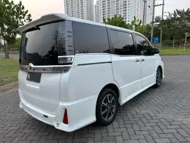 Toyota Voxy 2.0 Matic 2018 Matic Putih Mulus