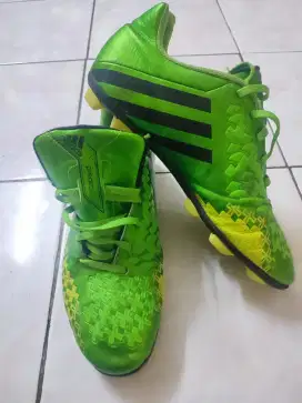 Sepatu Bola Adidas
