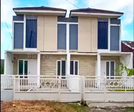 Rumah Modern, Uk. 5x20m, Tinggi Plafon 5m Di Rungkut Medokan Ayu