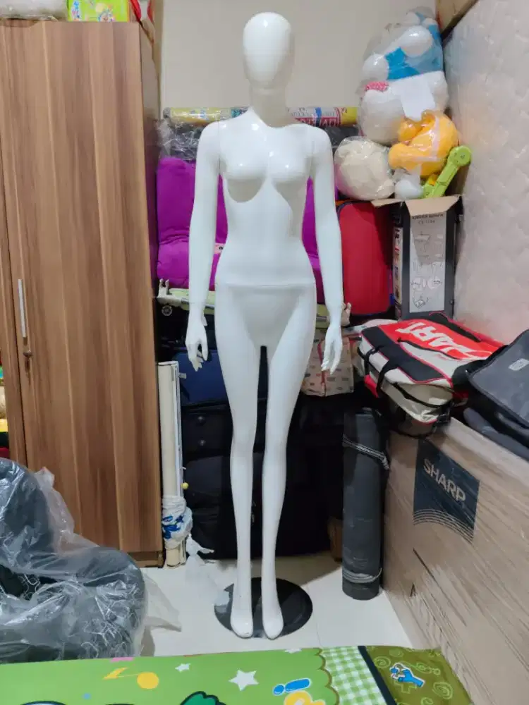 Patung manekin lurus
