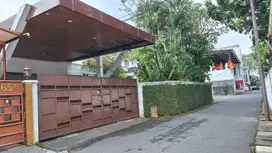 DIJUAL RUMAH BESAR DAN ASRI DI LINGKUNGAN STRATEGIS HARGA DIBAWAH NJOP