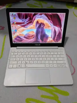 Laptop Asus E203MAH Minus Layar Aja Shadow Putih Pinggiran Normalan