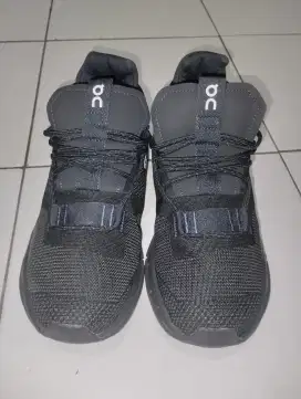 Sepatu buat Sekolah/Running/jalan/santai
Merk On Cloud