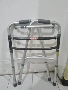 Alat Bantu jalan / walker Avico