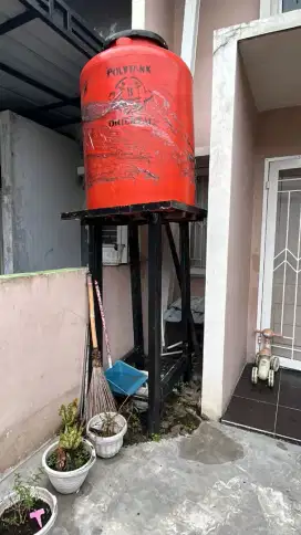Tangki air dan dudukannya