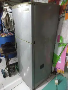 Kulkas pintu dua tanpa bunga es merk sanyo