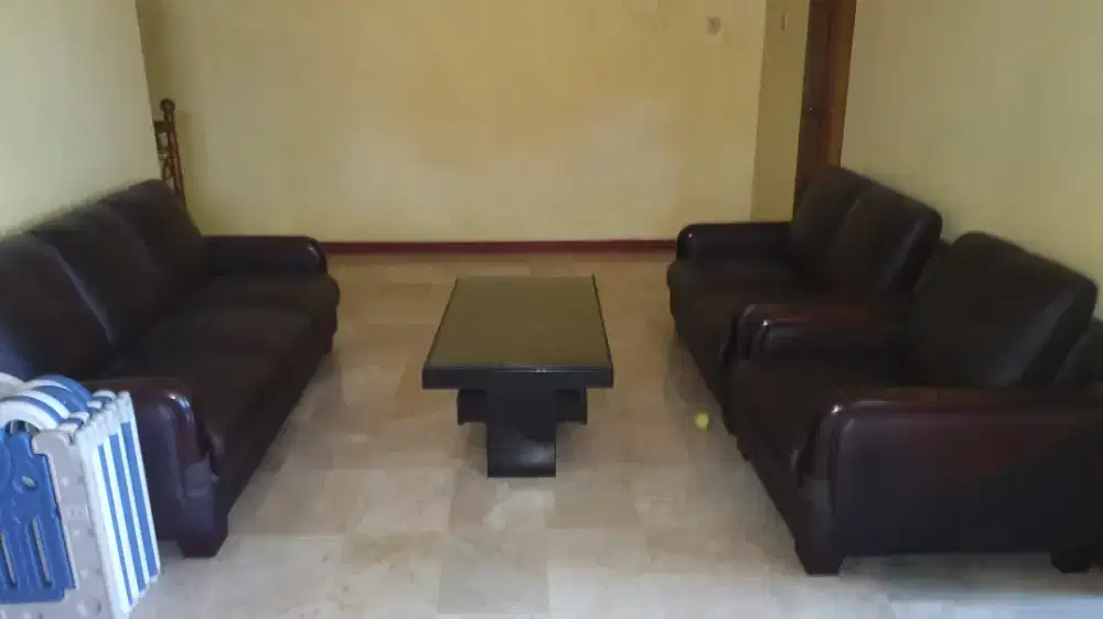 Sofa kulit hitam