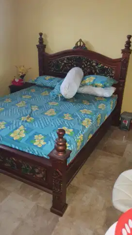 Tempat Tidur Kayu Jati