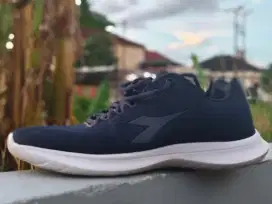 Sepatu diadora 42