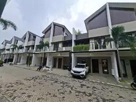 Rumah Unik dan Keren Bebas Banjir Lokasi 10 menit dari Stasiun dan TOL