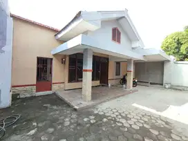 Rumah  Luas dekat Masjid Raya Sheikh Zayed Banjarsari Solo