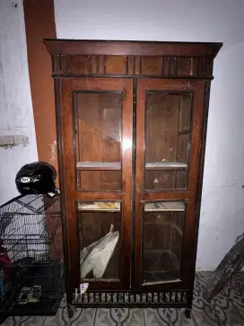 Lemari antik kuno