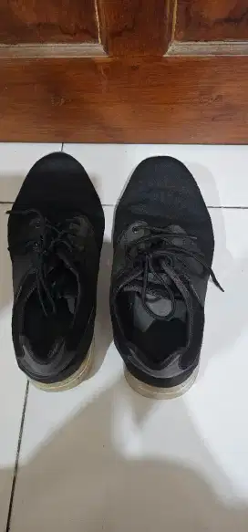 Sepatu sekolah bekas