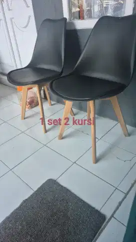Kursi santai warna hitam full kayu fallet