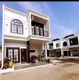 Rumah 2,lantai konsep klasik.eropa dekat Mako brimob
